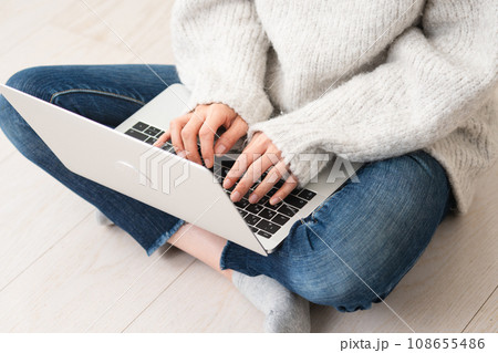 ノートパソコンを操作する若い女性 ライフスタイルイメージ ノートパソコンを操作する若い女性 ライフスタイルイメージ 108655486