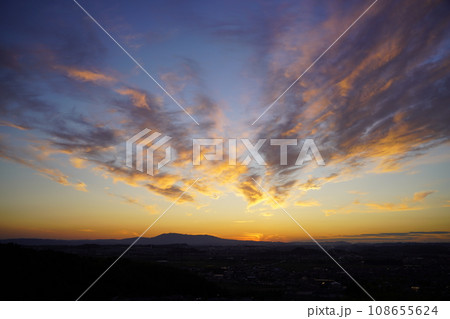 秋の夕暮れ 秋の夕暮れ 108655624