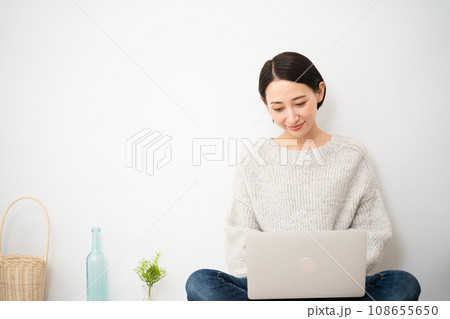 ノートパソコンを操作する若い女性　ライフスタイルイメージ 108655650