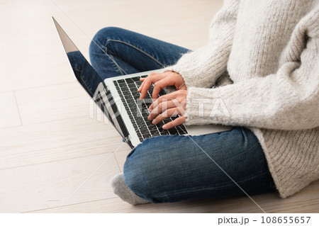 ノートパソコンを操作する若い女性　ライフスタイルイメージ 108655657