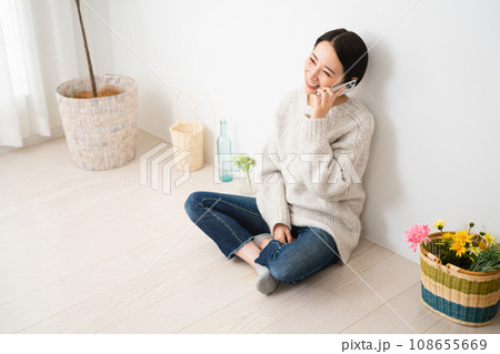 スマートフォンで通話をしている若い女性　ライフスタイルイメージ 108655669