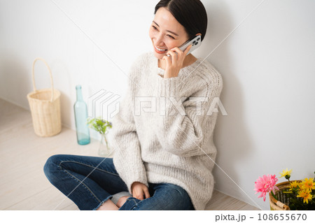 スマートフォンで通話をしている若い女性　ライフスタイルイメージ 108655670