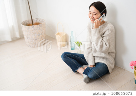 スマートフォンで通話をしている若い女性　ライフスタイルイメージ 108655672
