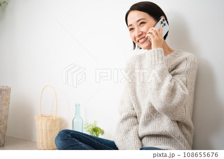 スマートフォンで通話をしている若い女性 ライフスタイルイメージ スマートフォンで通話をしている若い女性 ライフスタイルイメージ 108655676