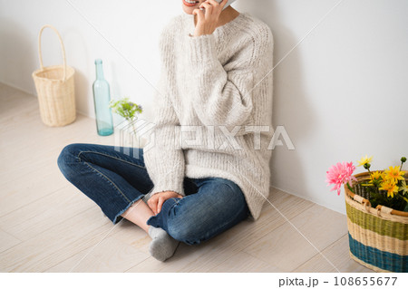スマートフォンで通話をしている若い女性　ライフスタイルイメージ 108655677