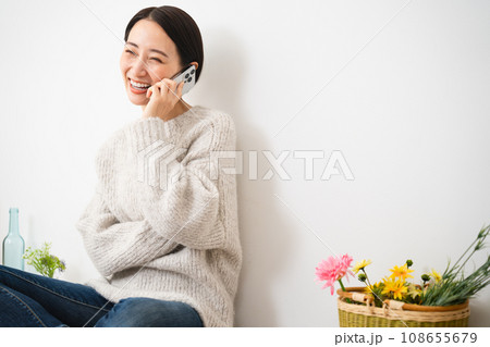 スマートフォンで通話をしている若い女性　ライフスタイルイメージ 108655679