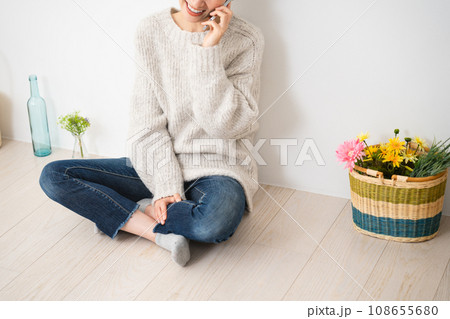 スマートフォンで通話をしている若い女性　ライフスタイルイメージ 108655680