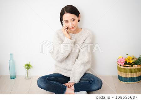 スマートフォンで通話をしている若い女性　ライフスタイルイメージ 108655687