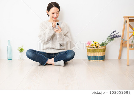 スマートフォンを操作する若い女性　ライフスタイルイメージ 108655692