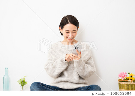 スマートフォンを操作する若い女性　ライフスタイルイメージ 108655694