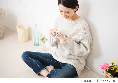 スマートフォンを操作する若い女性 ライフスタイルイメージ スマートフォンを操作する若い女性 ライフスタイルイメージ 108655710