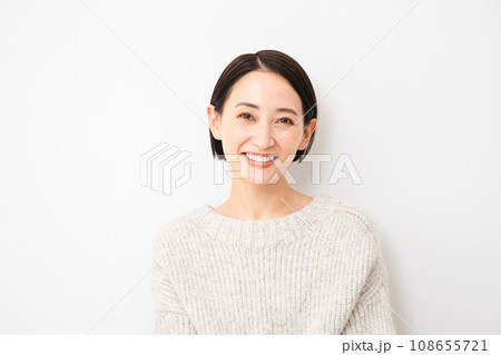 壁にもたれかかって座る若い女性　ライフスタイルイメージ 108655721