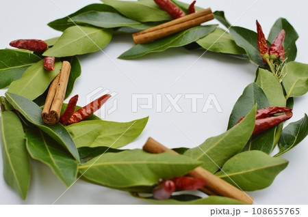ローリエとトウガラシとシナモンのキッチンリース 108655765
