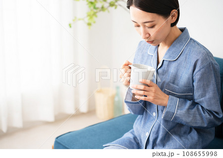 パジャマ姿の若い女性　ライフスタイルイメージ 108655998