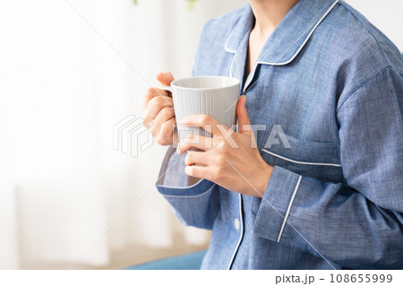 パジャマ姿の若い女性　ライフスタイルイメージ 108655999