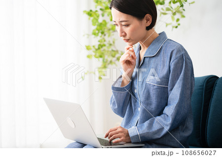 パジャマ姿の若い女性　ライフスタイルイメージ 108656027