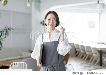 エプロンを着た笑顔の女性 108656377