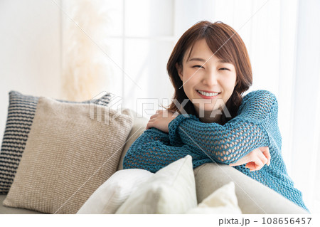 部屋でリラックスする若い女性 部屋でリラックスする若い女性 108656457