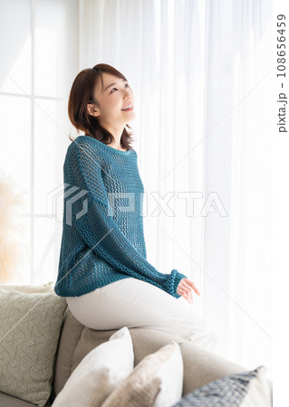 部屋でリラックスする若い女性 108656459