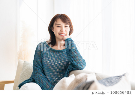 部屋でリラックスする若い女性 部屋でリラックスする若い女性 108656482