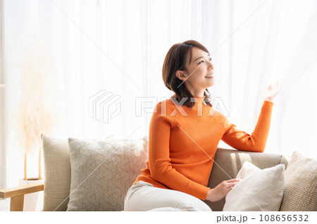部屋でリラックスする若い女性 108656532