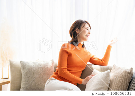 部屋でリラックスする若い女性 108656533