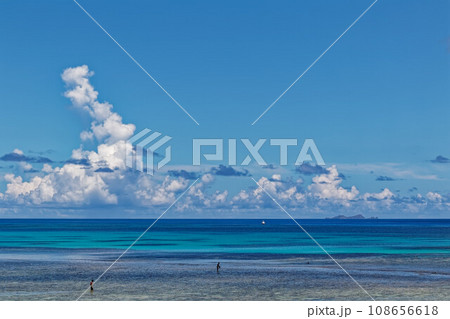 青い海と白い雲 108656618