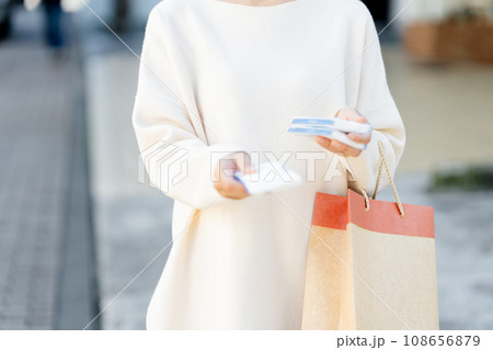 サンプリングをする女性　 108656879