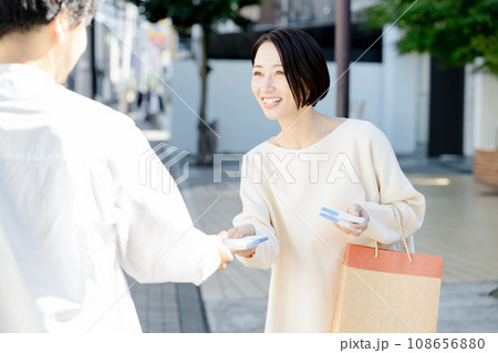 サンプリングをする女性 サンプリングをする女性 108656880