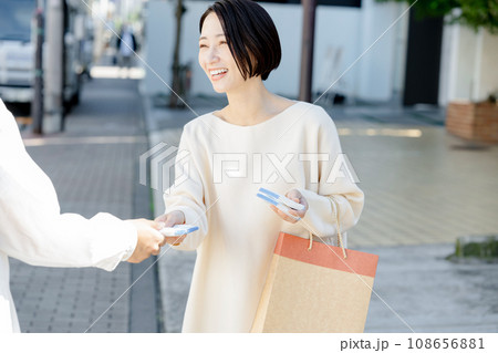 サンプリングをする女性 サンプリングをする女性 108656881
