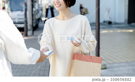 サンプリングをする女性　 108656882