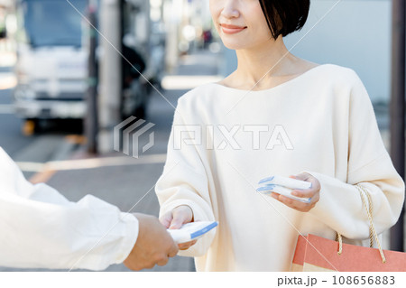 サンプリングをする女性　 108656883