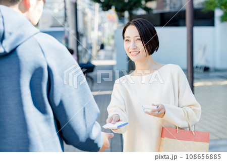サンプリングをする女性 サンプリングをする女性 108656885