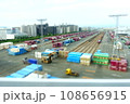 コンテナの並ぶ貨物ターミナルのミニチュア風景 108656915