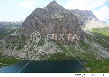 アルプス山脈にある荘厳な景色 in フランス 108656918