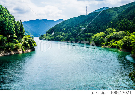 有田川の二川ダム付近の風景 有田川の二川ダム付近の風景 108657021