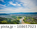 梅雨晴れの中、紀の川上空を飛ぶパラグライダーから和歌山市街と和歌山湾を撮影 108657023