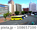 駅前の観光バス　ミニチュア風景 108657100