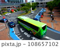 駅前の観光バス　ミニチュア風景 108657102
