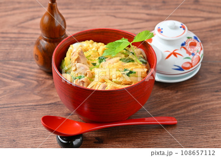 親子丼、おやこ丼、和食、鶏肉、玉ねぎ、三つ葉の卵とじ丼ぶり。れんげ。 108657112