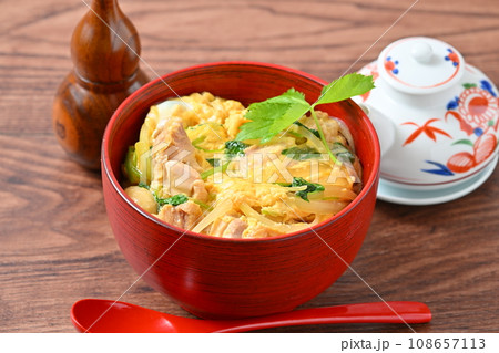 親子丼、おやこ丼、和食、鶏肉、玉ねぎ、三つ葉の卵とじ丼ぶり。れんげ。 親子丼、おやこ丼、和食、鶏肉、玉ねぎ、三つ葉の卵とじ丼ぶり。れんげ。 108657113