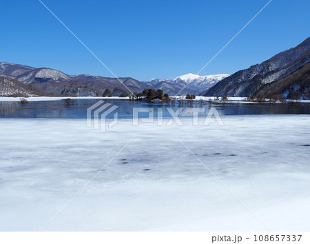 雪解けの始まった福島県、秋元湖。湖面の凍結が緩み、青い湖面と冠雪の箕輪山が印象的で綺麗だ。 雪解けの始まった福島県、秋元湖。湖面の凍結が緩み、青い湖面と冠雪の箕輪山が印象的で綺麗だ。 108657337