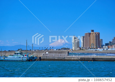 神奈川県藤沢市の腰越漁港付近から西側の眺望(片瀬海岸1丁目,腰越海岸,富士山など) 神奈川県藤沢市の腰越漁港付近から西側の眺望(片瀬海岸1丁目,腰越海岸,富士山など) 108657452