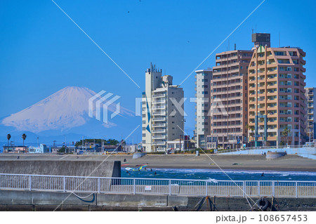 神奈川県藤沢市の腰越漁港付近から西側の眺望(片瀬海岸1丁目,腰越海岸,富士山など) 神奈川県藤沢市の腰越漁港付近から西側の眺望(片瀬海岸1丁目,腰越海岸,富士山など) 108657453