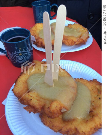 クリスマスマーケットのジャガイモ 108657749