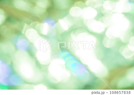 グリーン系キラキライメージ　(背景素材) 108657838