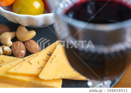 チーズの盛り合わせ ワイン 108658411