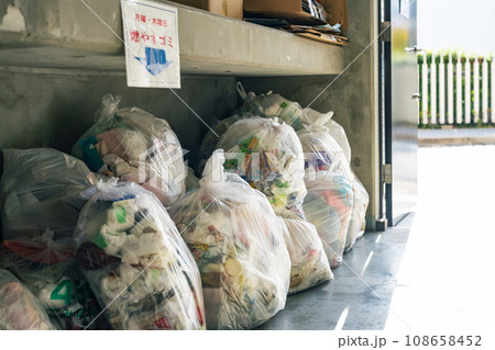 マンションのゴミ集積所 マンションのゴミ集積所 108658452