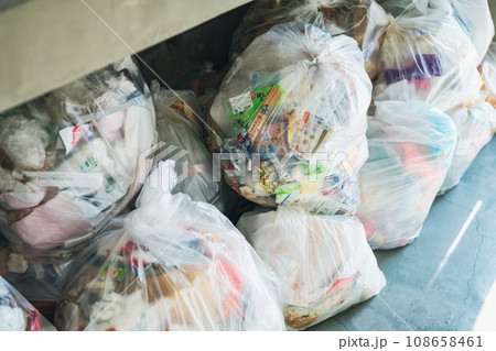 マンションのゴミ集積所 108658461