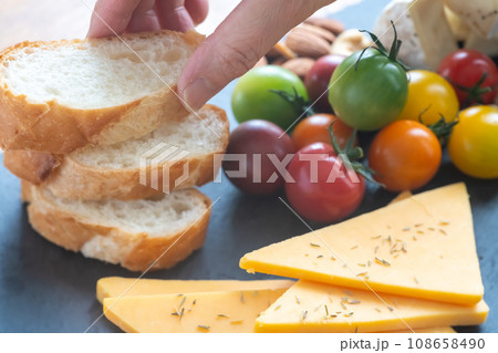 チーズの盛り合わせ ワイン 四角い皿 盛り付ける 108658490